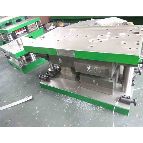 Flanging Plastic Mold-Right front mounting bracket